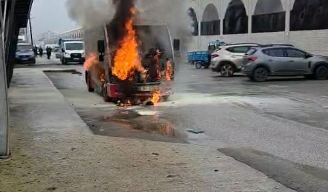 Halk otobüsü alev alev yandı