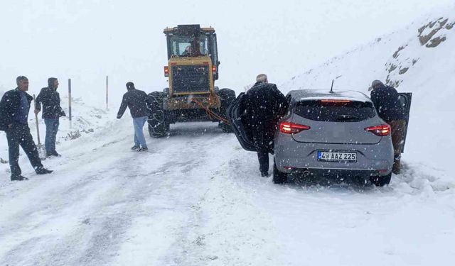 Hasköy-Mutki karayolu kar ve tipi nedeniyle ulaşıma kapatıldı