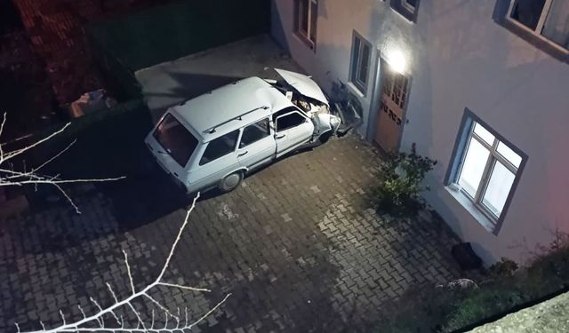 Hisarcık’ta otomobil evin duvarına çarptı: 1 ölü, 1 yaralı