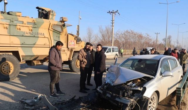 Iğdır-Halfeli yolunda otomobil ile kamyon kafa kafaya çarpıştı