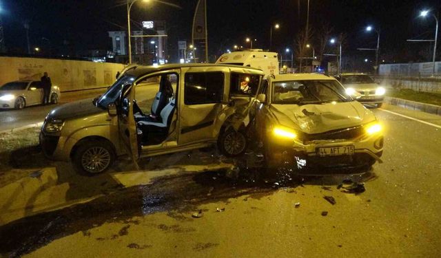 İki aracın kullanılamaz hale geldiği kazayı burunları bile kanamadan atlattılar