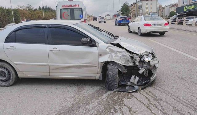 İki otomobilin çarpıştığı kaza anı kamerada: 1 yaralı