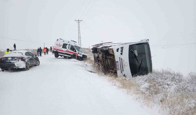 İşçi servisi devrildi, yardıma giden ambulans kara saplandı