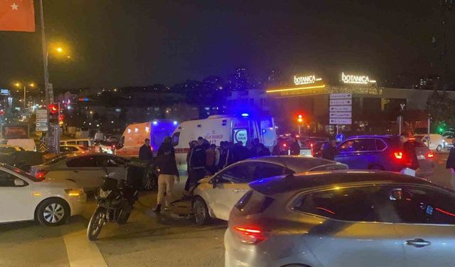 Işık ihlali yapan otomobil, iki motosiklete çarptı