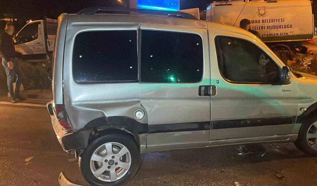 Işıkta bekleyen araçlara çarpan otomobil zincirleme kazaya neden oldu: 2 yaralı