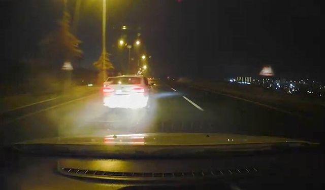 Islak yolda makas atan sürücü, kameraya yansıdı