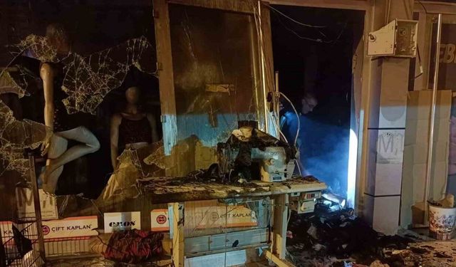 Isparta’da iç giyim mağazasında çıkan yangın itfaiye ekiplerince söndürüldü