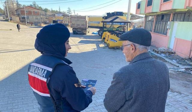 Jandarma kadına şiddetle mücadelede bilgilendirme faaliyetlerini sürdürüyor