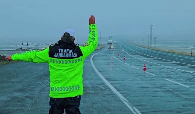 Jandarma trafik ekiplerinden kış lastiği denetimi