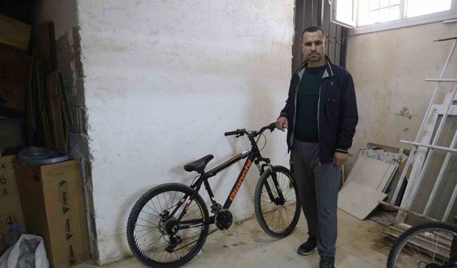 Kameralara yakalanan bisiklet hırsızına "Yazık yaşın genç diye şikayetçi olmadık, bir an önce iş bul ve çalış" diyerek nasihat etti