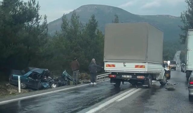 Kamyonetle otomobil çarpıştı: 2 ölü, 2 yaralı