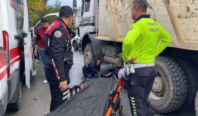 Kamyonun altında kalan motosikletli kurye ağır yaralandı