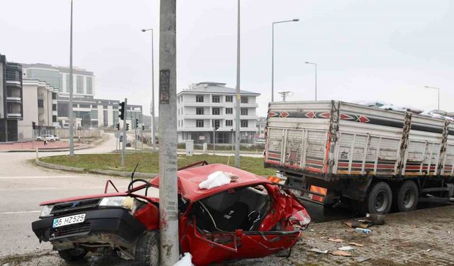 Kamyonun çarptığı Tofaş kağıt gibi katlandı: 4 yaralı