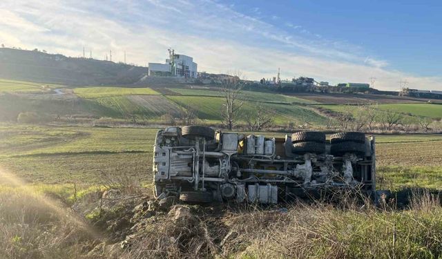 Kamyonun metrelerce sürüklendiği kazadan emniyet kemeri sayesinde yara almadan kurtuldu
