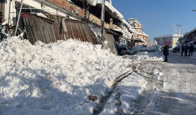 Kar birikintileri iş yerlerinin sundurmalarını çökertti