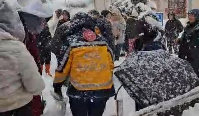 Kar kaplı merdivenden düşen öğrenci yaralandı