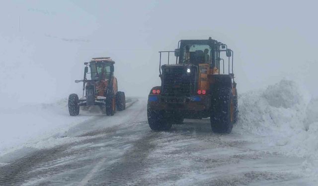 Karabet Geçidi’nde kar temizleme çalışması devam ediyor