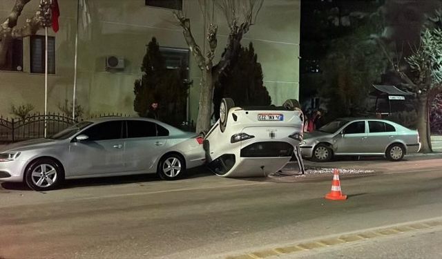 Karaman'da park halindeki araçlara çarpan otomobil ters döndü
