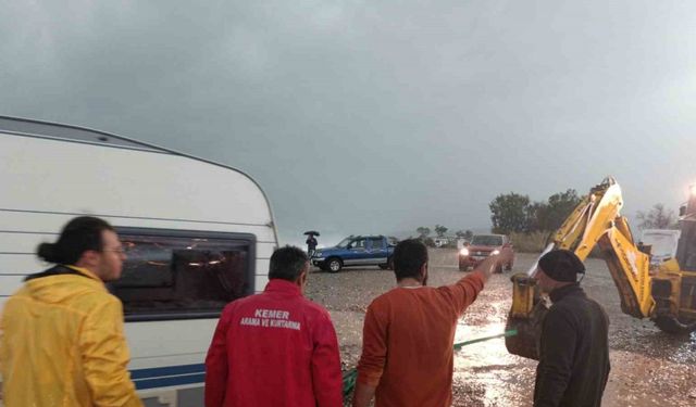 Karavanla denize sürüklenen Rus turistler kurtarıldı