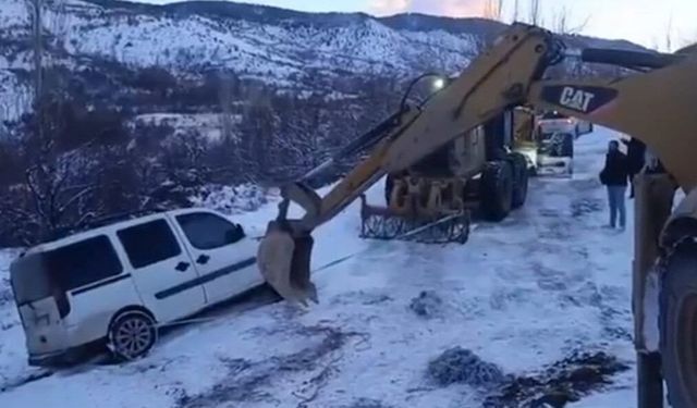 Karda mahsur kalan araç, ekipler tarafından kurtarıldı