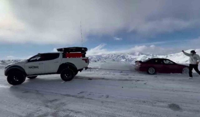 Karda mahsur kalan sürücünün yardımına yetişti