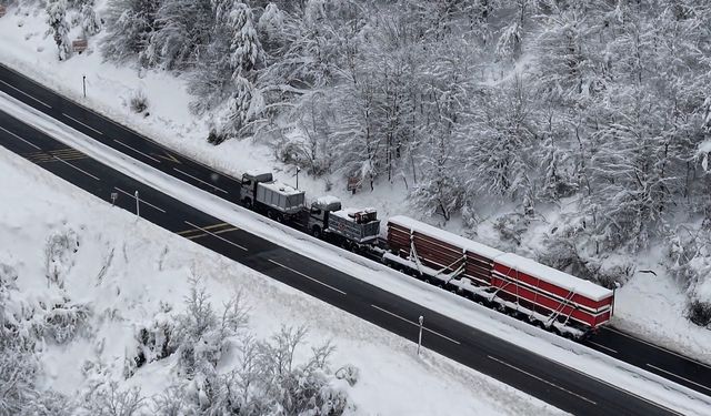 Karda yolda kalan tır, 2 çekici ile kurtarıldı