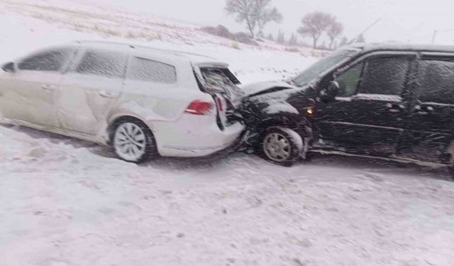 Karlı yolda araçlar çarpıştı: 1 yaralı