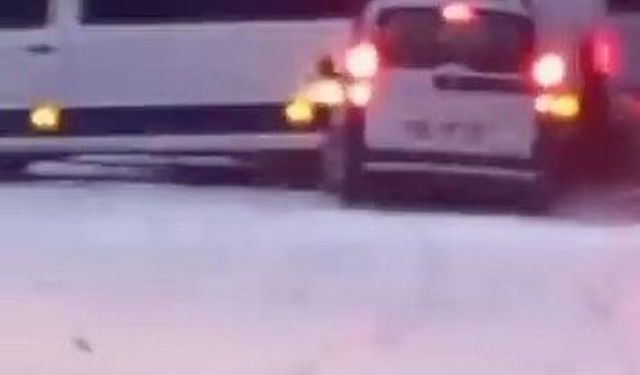 Karlı yolda duramayan araç minibüse çarptı