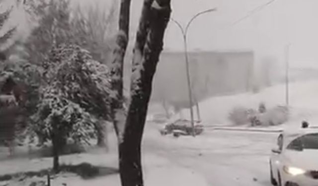 Karlı yolda kontrolden çıkan otomobilin kaza anı kamerada