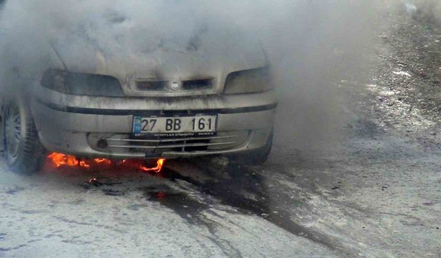 Kars'ta park halindeki otomobil alevlere teslim oldu