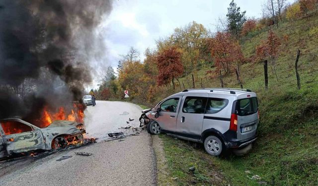 Kastamonu’da hafif ticari araç ile otomobil çarpıştı: 2 yaralı