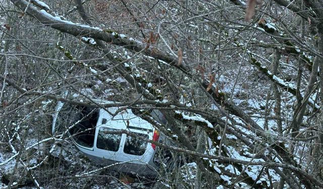 Kastamonu'da hafif ticari araç şarampole yuvarlandı, sürücü yara almadan kurtuldu