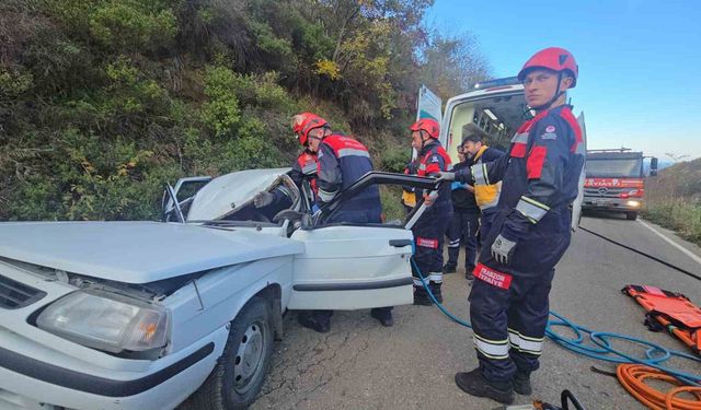 Kaya parçası otomobilin üzerine düştü: 5 yaralı
