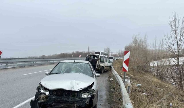 Kaza yapan araçlarının yanında bekleyen vatandaşlara otomobil çarptı: 5 yaralı