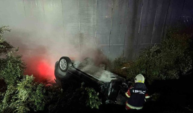 Kaza yapıp ters dönen elektrikli araçtaki yangına ekipler müdahale etti