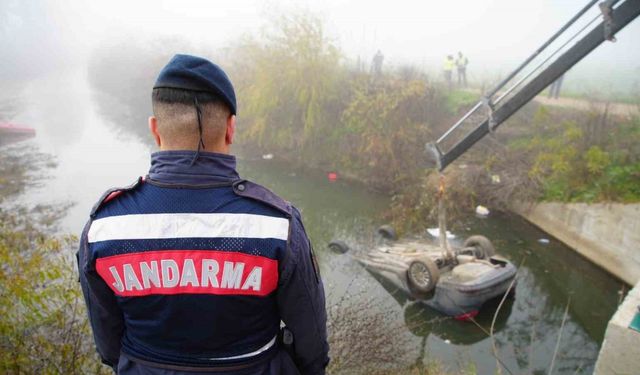 Kazada ölen arkadaşını araçta bırakıp kaçtılar