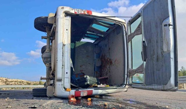 Kilis-Hatay karayolunda panelvanla cip çarpıştı: 3 yaralı