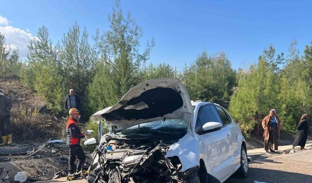 Kilis’te hafif ticari araçla otomobil çarpıştı: 5’i ağır, 6 yaralı