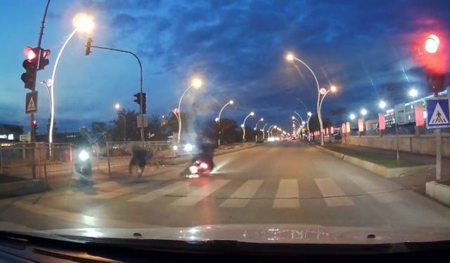 Kırmızı ışık ihlali yapan motosikletli yayaya çarptı, 2 kişi yaralandı: O anlar kamerada