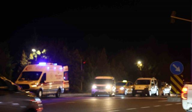 Kırmızı ışıkta bekleyen araca çarptı: 1 yaralı