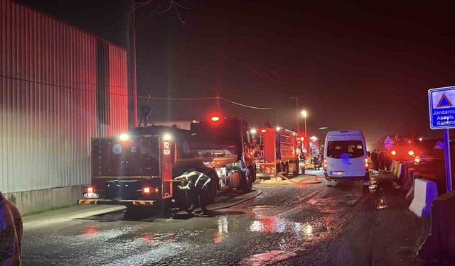 Kocaeli’de geri dönüşüm deposunda yangın: 1 yaralı