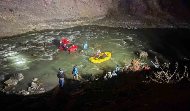 Kontrolden çıkan otomobil Zap Suyu'na uçtu: 1'i ağır yaralı