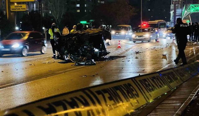 Kontrolden çıkıp ağaca çarpan otomobil alev aldı: 1’i ağır 2 yaralı