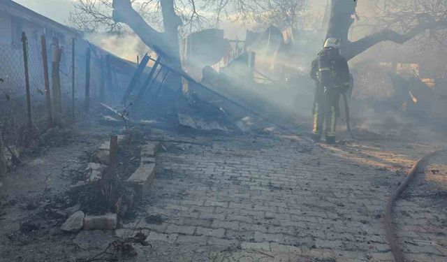 Korkuteli’nde yanan ev kullanılamaz hale geldi