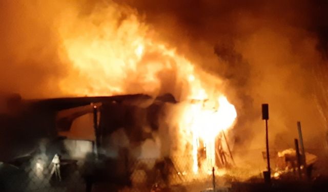 Kümesi alev alev yandı, karşısına geçip "Canımız sağ, ben de yanabilirdim" dedi