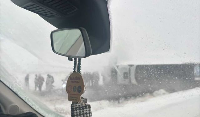 Kurtalan'da devrilen kamyonun sürücüsü yaralandı