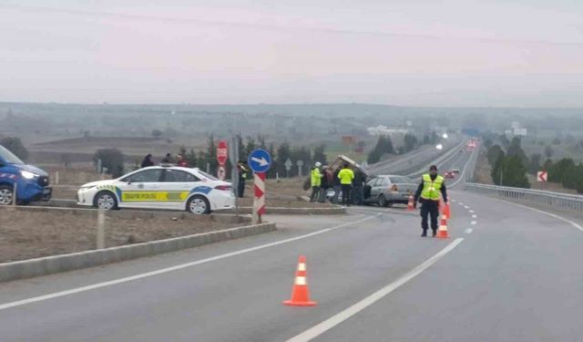 Kütahya’da otomobil ile traktör çarpıştı: 2 yaralı