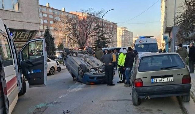 Kütahya’da park halindeki araçlara çarpan otomobil takla attı: 2 yaralı