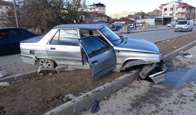 Malatya'da temizlik aracı ile çarpışan araç refüje çıktı