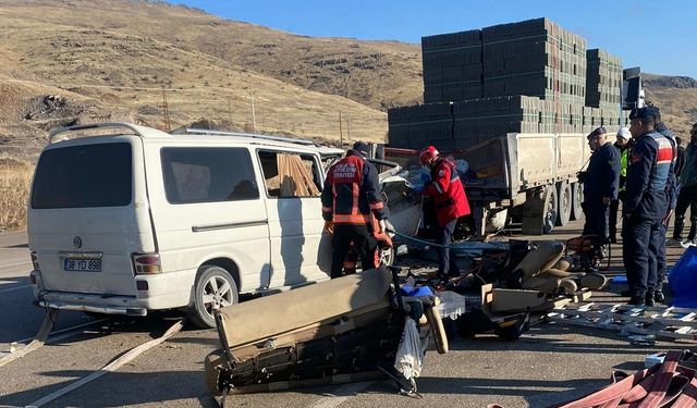 Malatya’da tır ile minibüs çarpıştı: 3 ölü